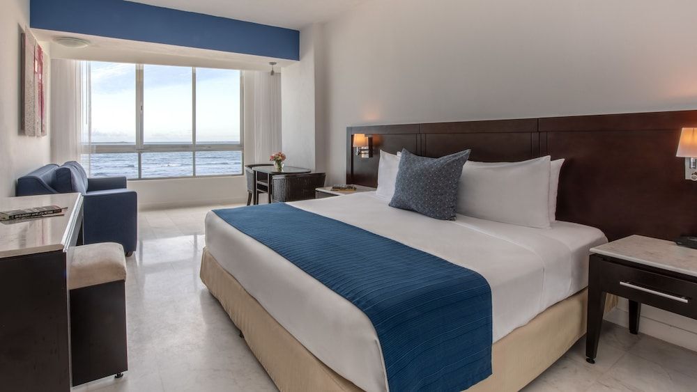 Park Royal Beach Mazatlán Deluxe Room Ocean View King 5