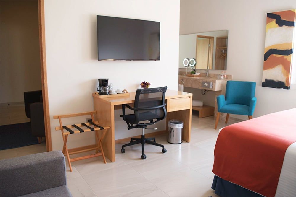 Hit Hoteles Aeropuerto Puebla Suite, 1 King Bed 3