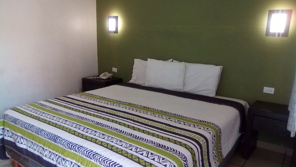 HotelCo Inn Single Room, 1 Queen Bed