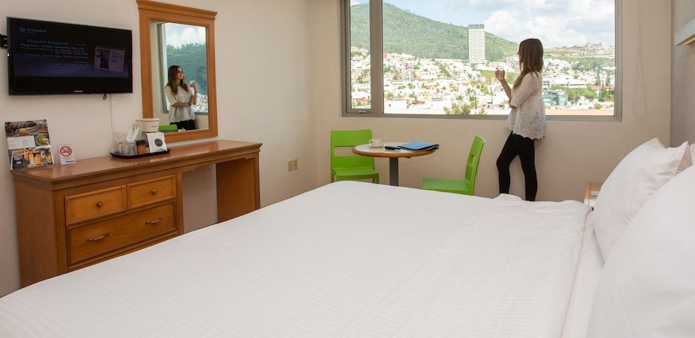 Hotel Horizon and Convention Center Plus King