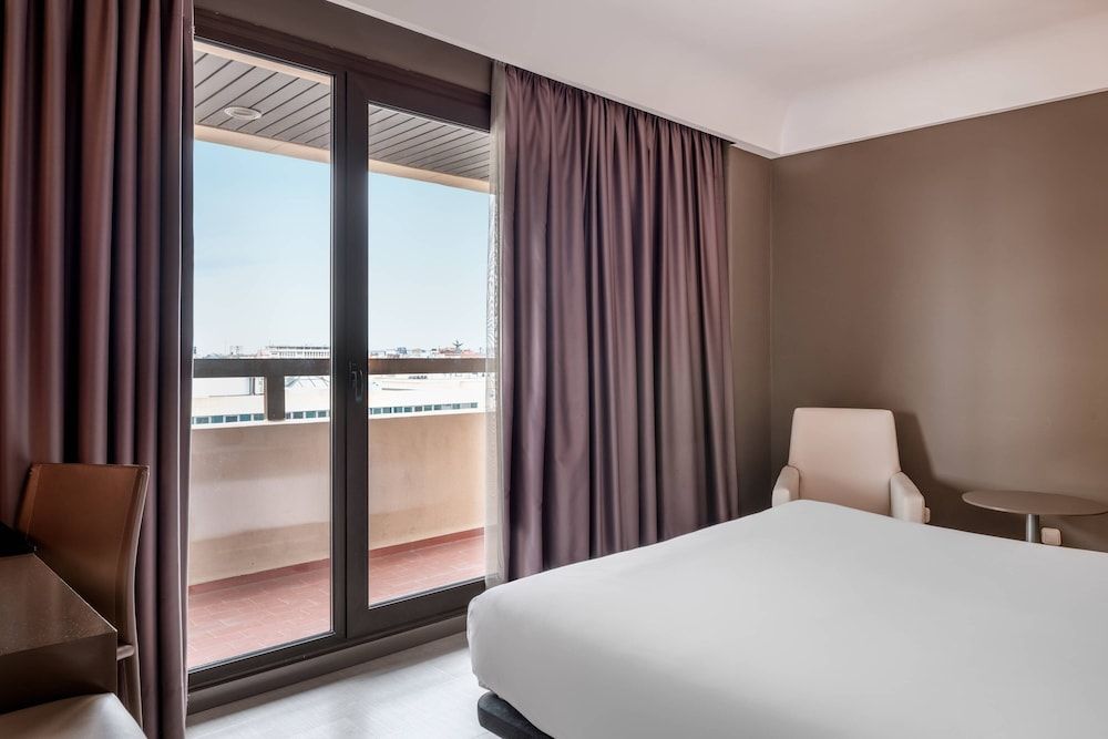 Standard Room, 1 Queen Bed, Non Smoking, Balcony