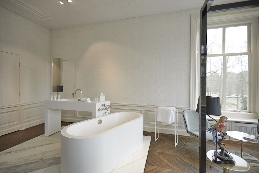 Deep Soaking Bathtub