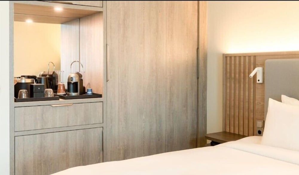 Courtyard® by Marriott® Amsterdam Standard Room, 1 King Bed 10