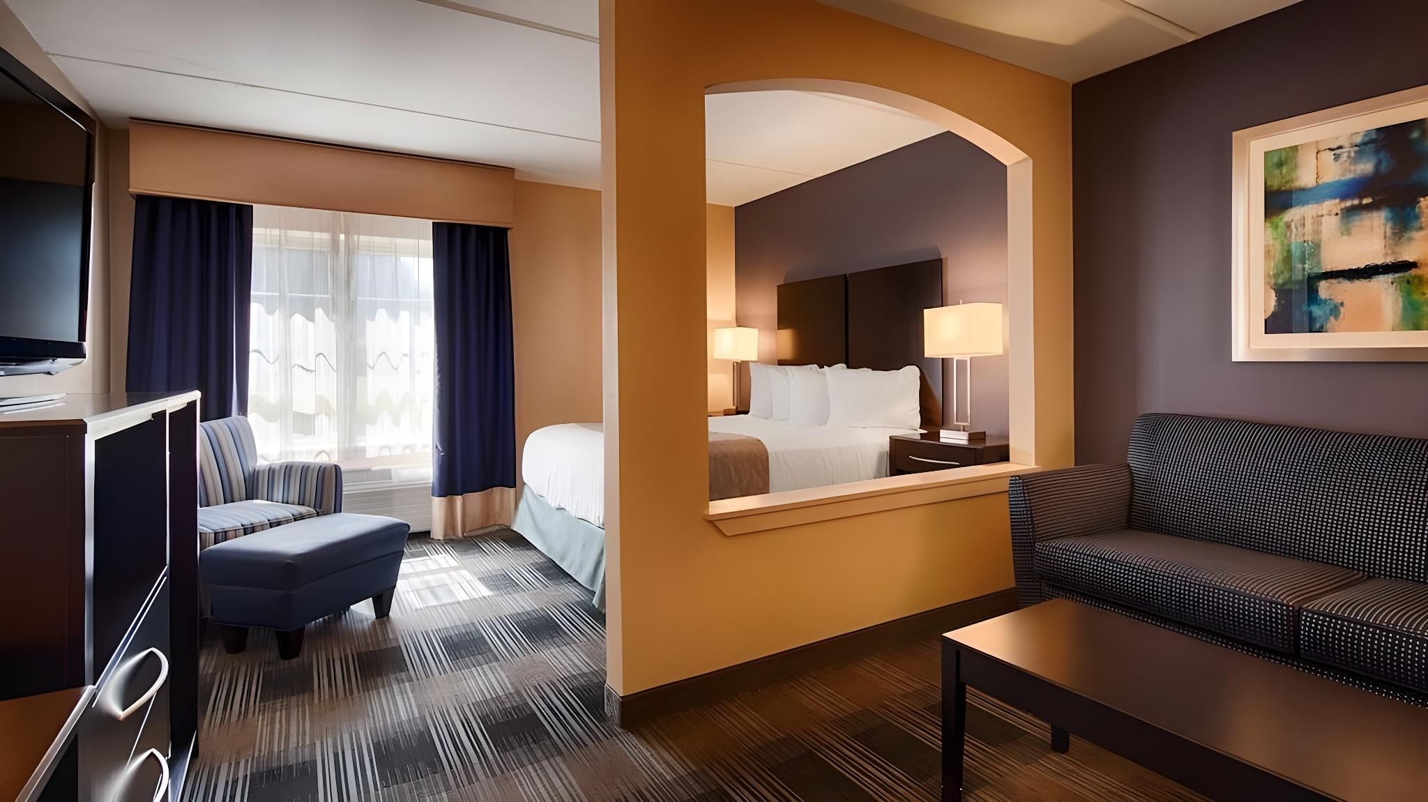 Suite - 1 Queen Bed, Nonsmoking, Sofabed