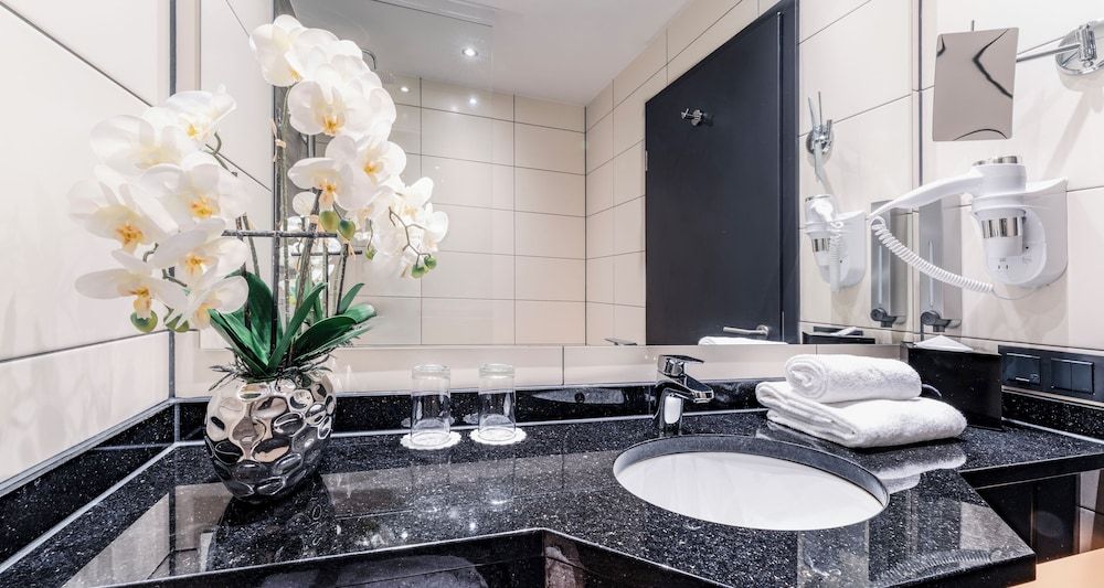 PLAZA Premium Grand Winston Standard Double Room 6