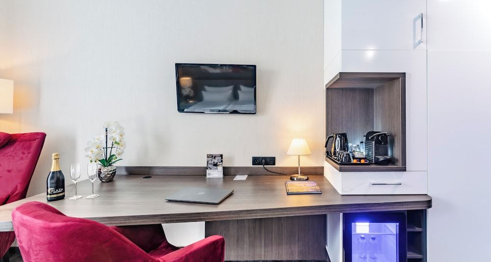 PLAZA Premium Grand Winston Comfort Double Room 11