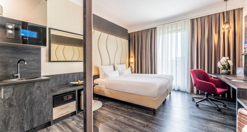 PLAZA Premium Grand Winston Standard Double Room 3