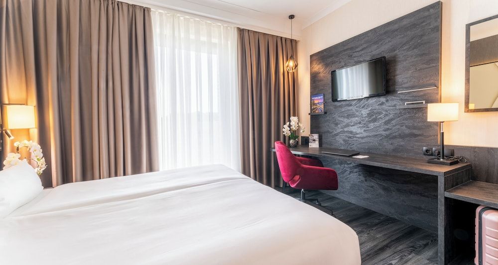 PLAZA Premium Grand Winston Standard Double Room 2