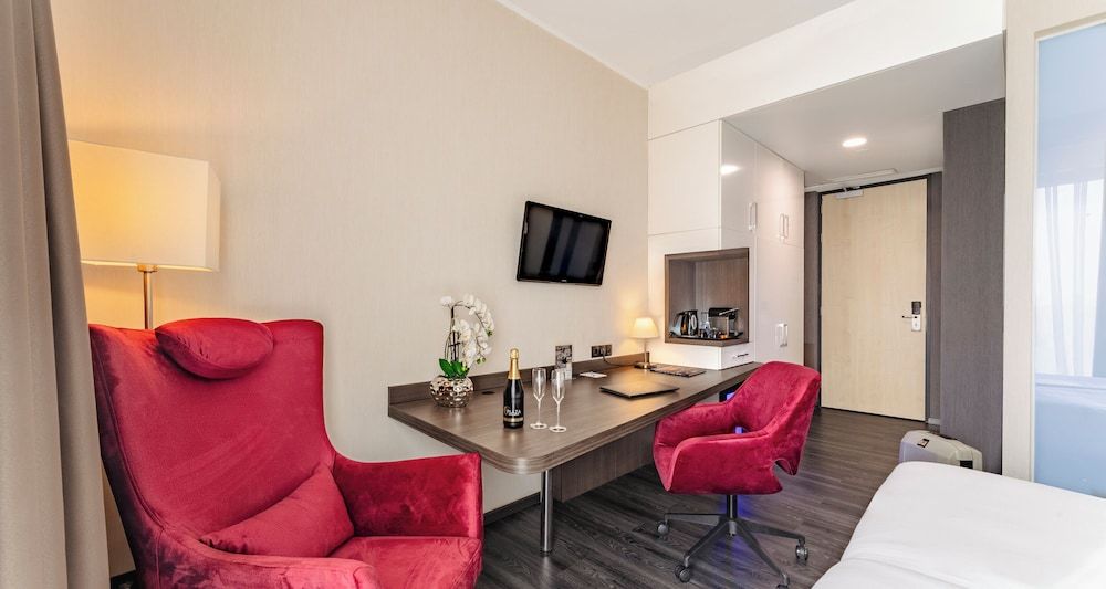 PLAZA Premium Grand Winston Comfort Double Room 9