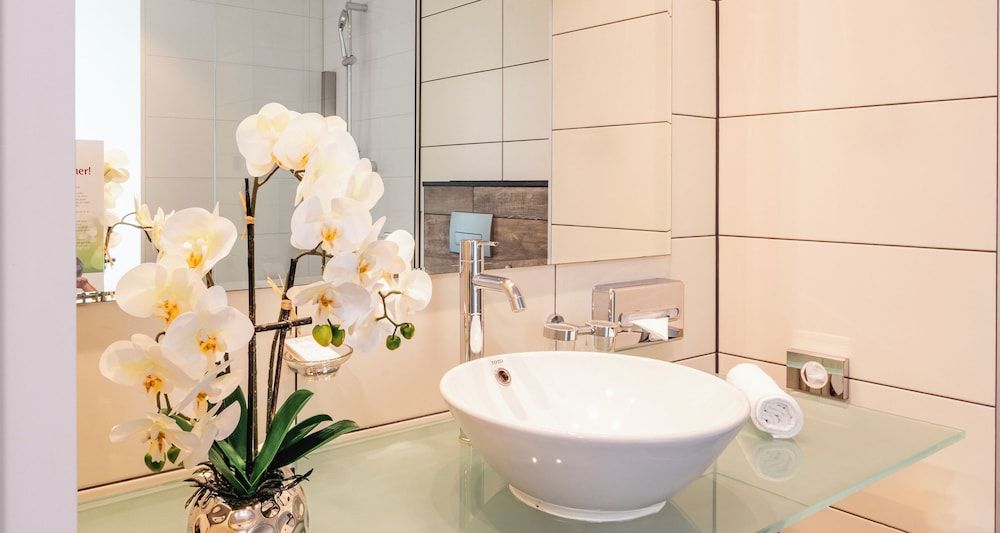 PLAZA Premium Grand Winston Comfort Single Room 4