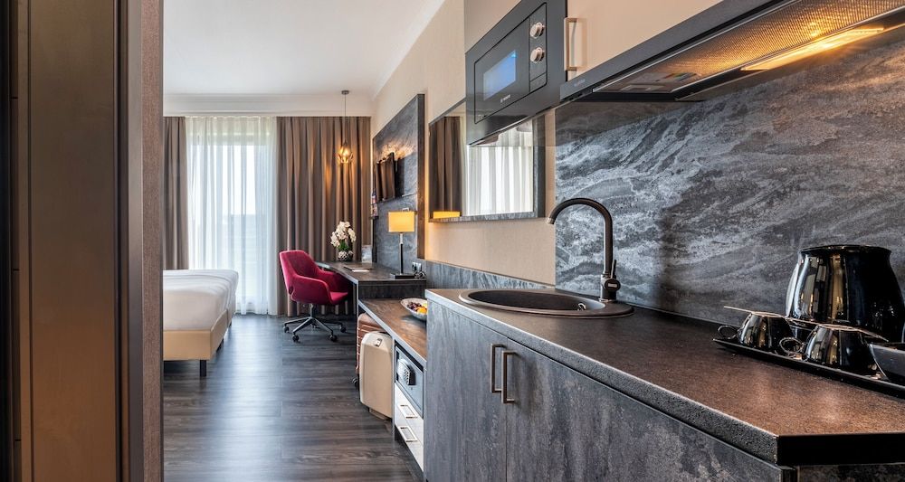 PLAZA Premium Grand Winston Standard Double Room 9