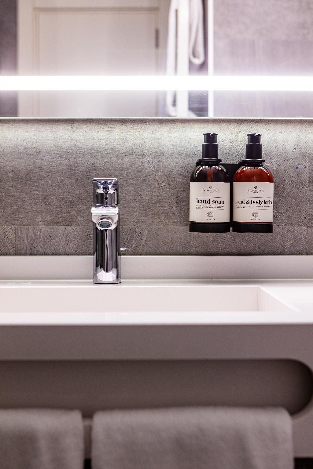 Family Adjoining (2 adults + 2 children)