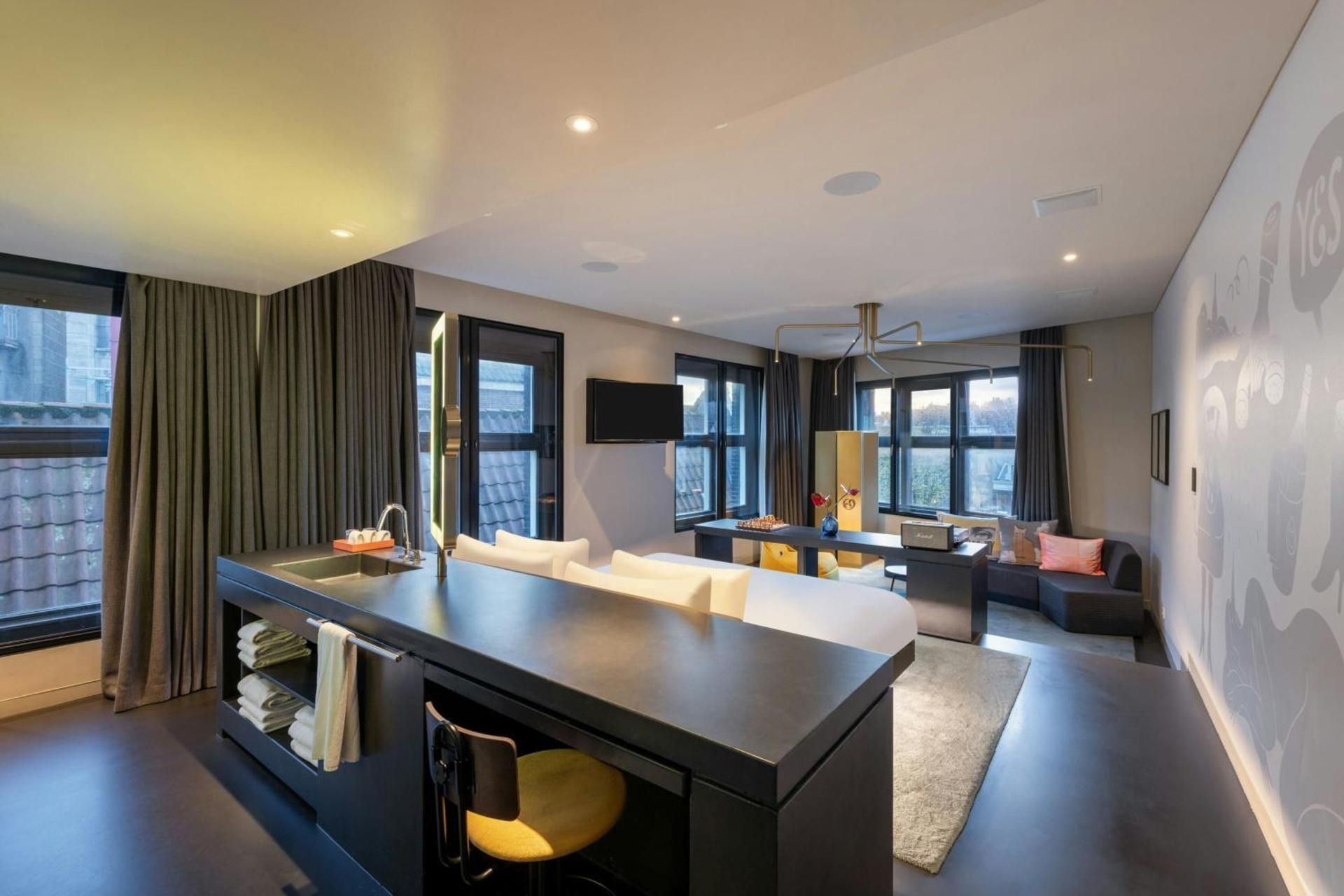 Penthouse II (Bank), 1 Bedroom Studio Suite, 1 King, Round bed