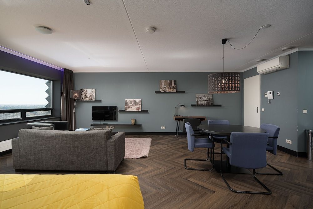 Panoramic Studio (30th floor 738)