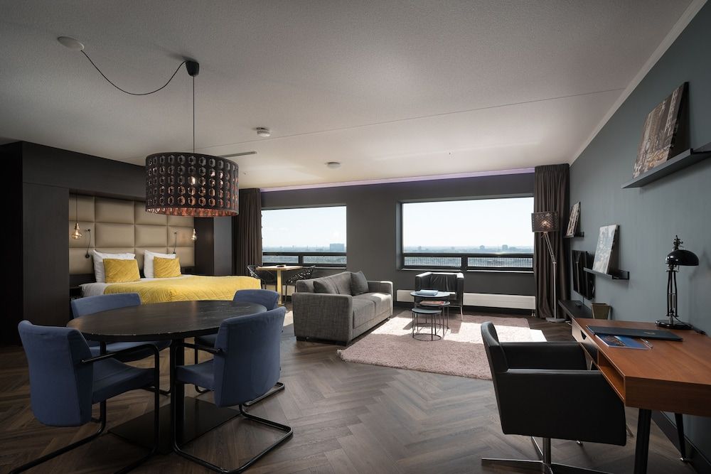 Panoramic Studio (29th floor 732)