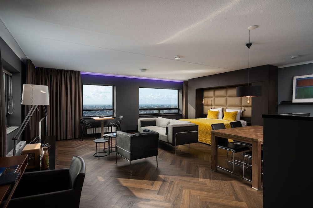 Panoramic Studio (30th floor 736)