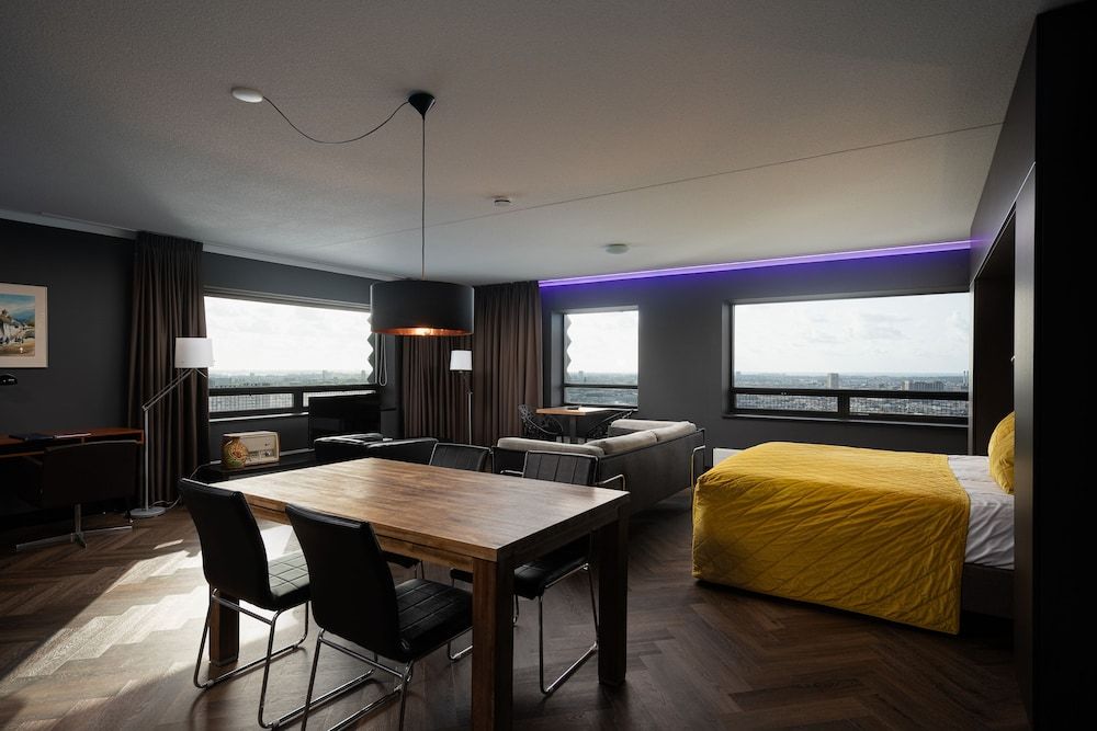 Panoramic Studio (30th floor 736)