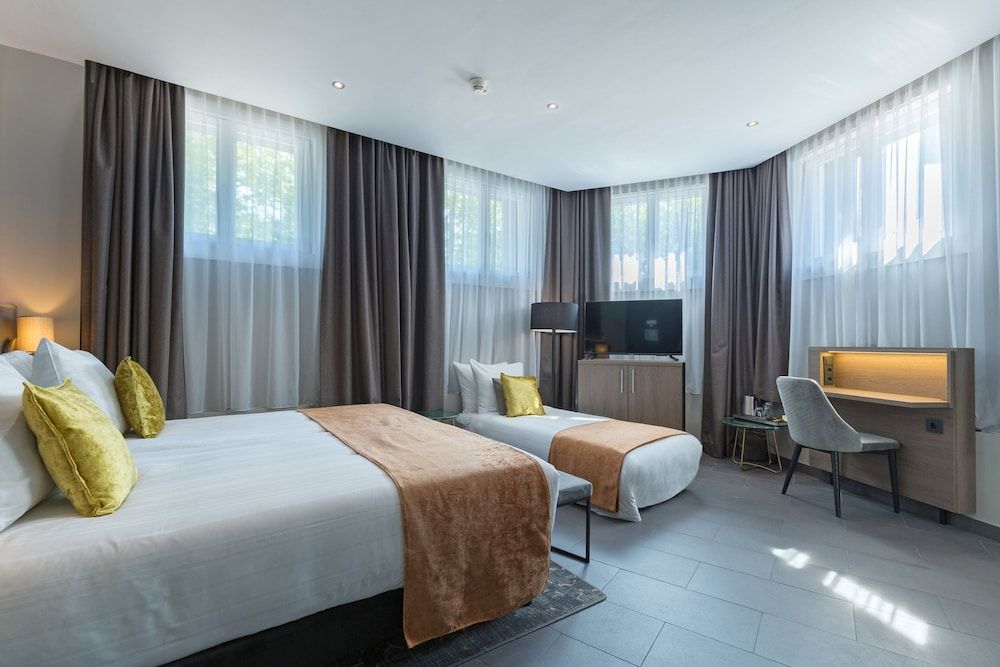 Comfort Room (1 Double 1 Single Bed Limited View)