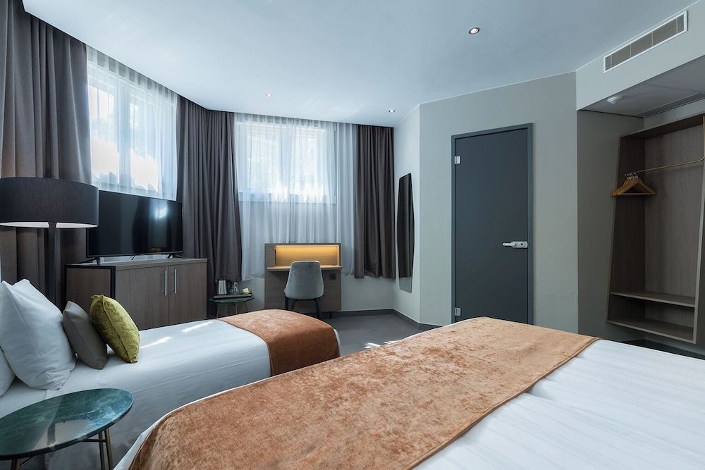 Comfort Room (1 Double 1 Single Bed Limited View)