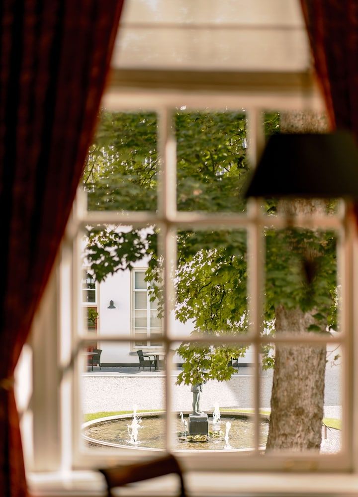 Suite, 1 Double Bed, Bathtub, Garden View