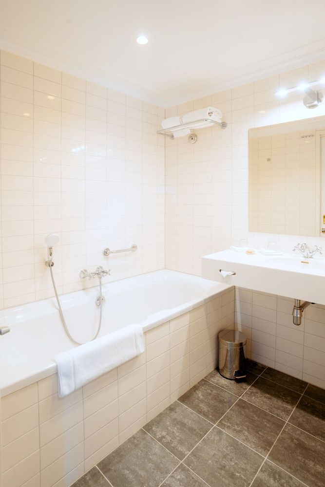 Grand Hotel Karel V Comfort Room, 1 Double Bed, Non Smoking, Bathtub 4