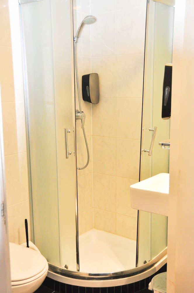 Travel Hotel Amsterdam 8-persons room bunk beds 4