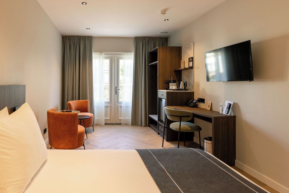 Kasteel De Vanenburg Deluxe Room, 1 King Bed, Bathtub 5