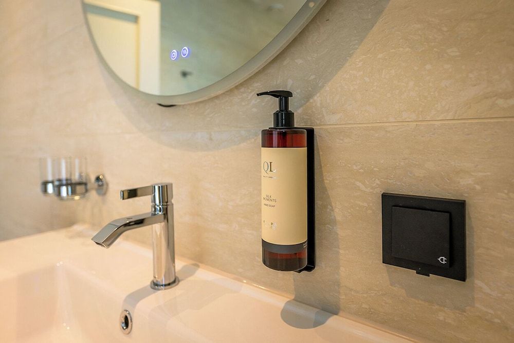 Kasteel De Vanenburg Deluxe Room, 1 King Bed, Bathtub 3