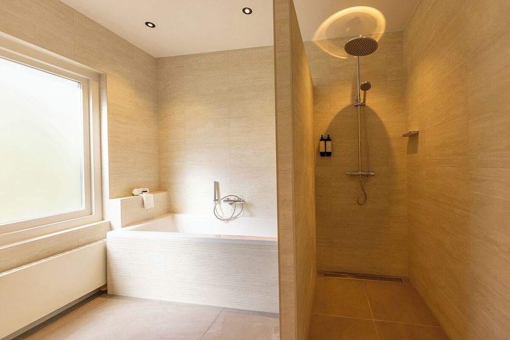 Kasteel De Vanenburg Deluxe Room, 1 King Bed, Bathtub 4