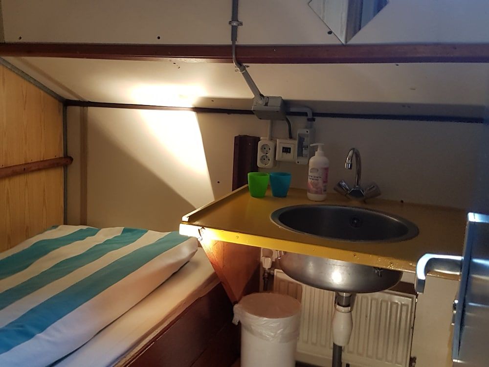Intersail hostel Amsterdam Economy Twin Room, 1 Bedroom 3