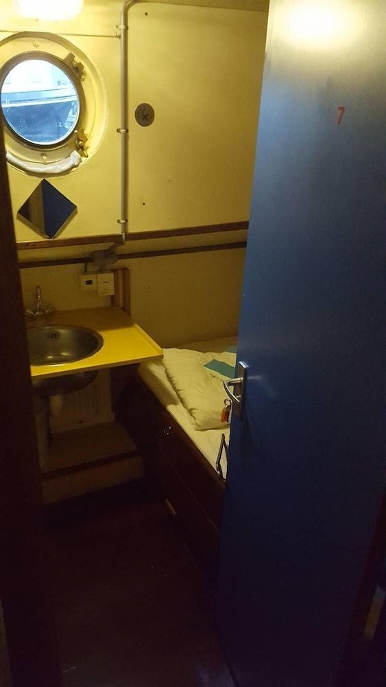 Intersail hostel Amsterdam Economy Twin Room, 1 Bedroom 5