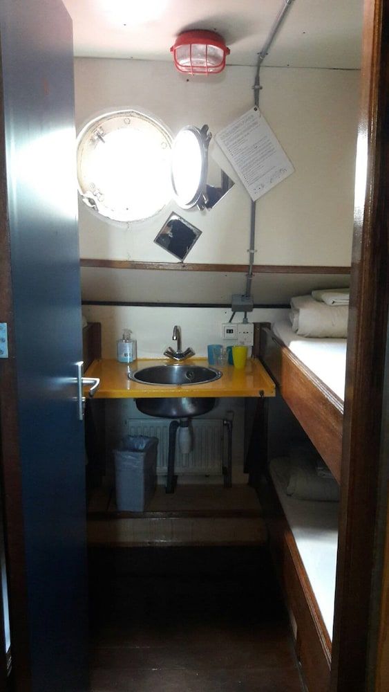 Intersail hostel Amsterdam Economy Twin Room, 1 Bedroom 6