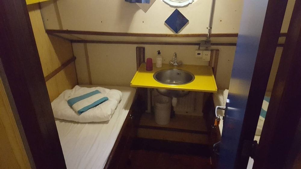 Intersail hostel Amsterdam Economy Twin Room, 1 Bedroom 2