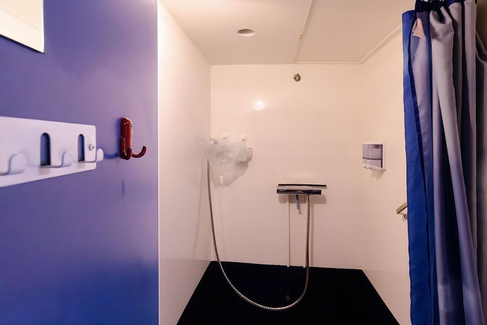 Intersail hostel Amsterdam Economy Twin Room, 1 Bedroom 7