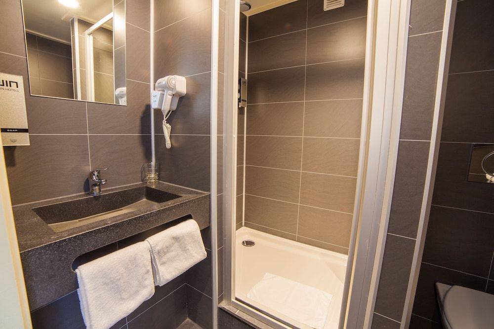 Hotel Library Amsterdam Basement Double Room Limited View 4