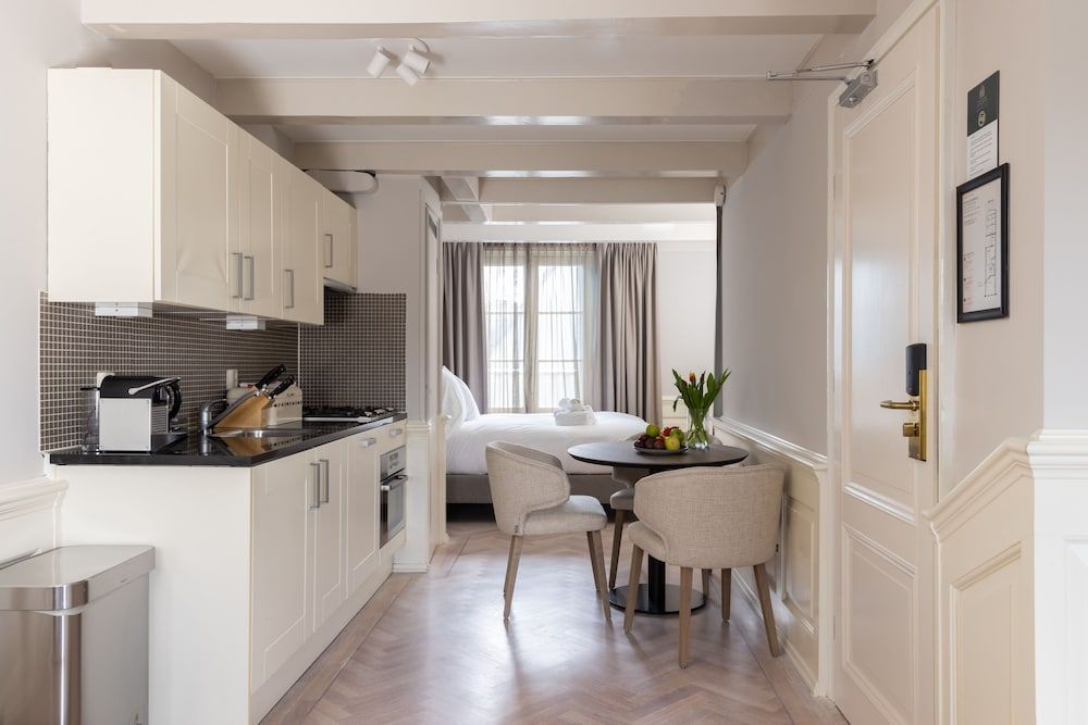 Canal Suites Amsterdam Deluxe Apartment, Canal View 10