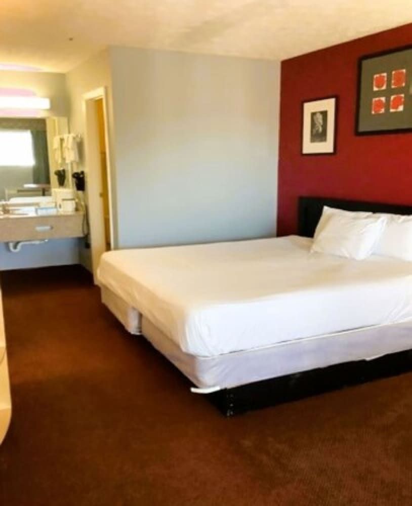 Room, 1 King Bed, Smoking
