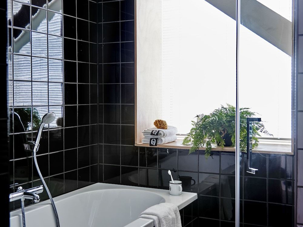 Deep Soaking Bathtub