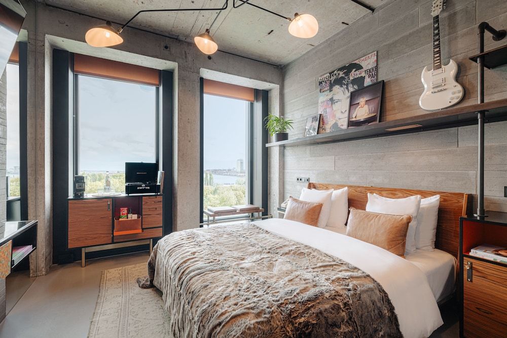 Deluxe Room, 1 King Bed (Sir Deluxe)