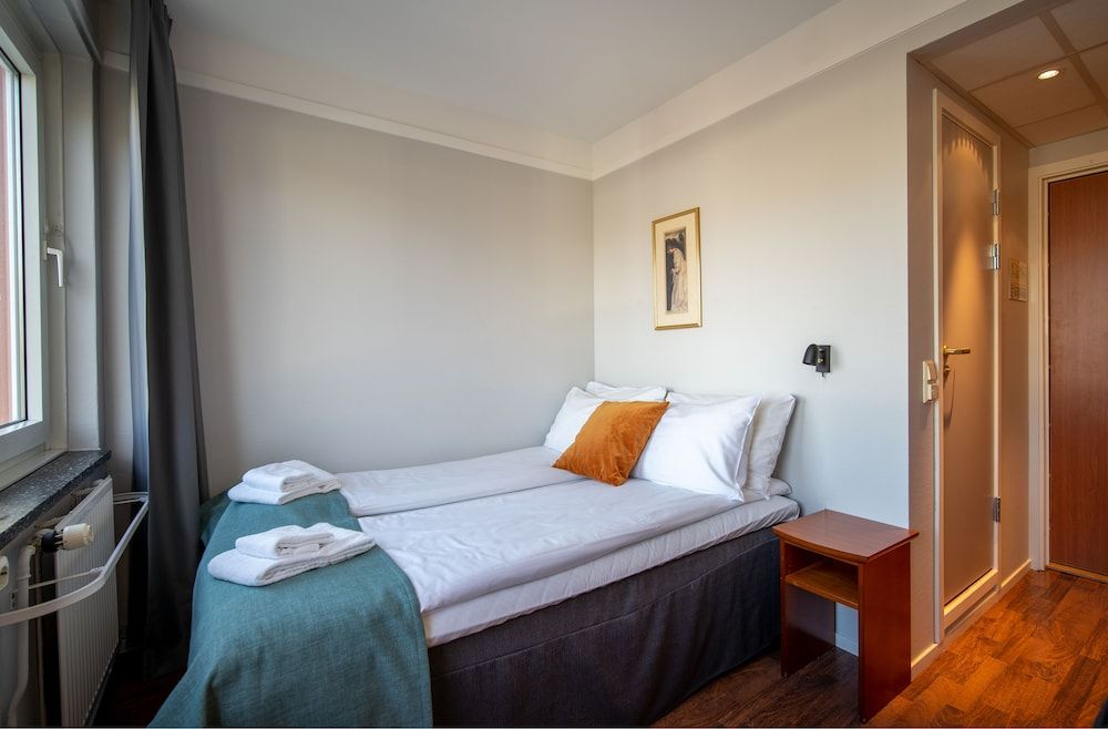 undefined Enter Amalie Hotel 7