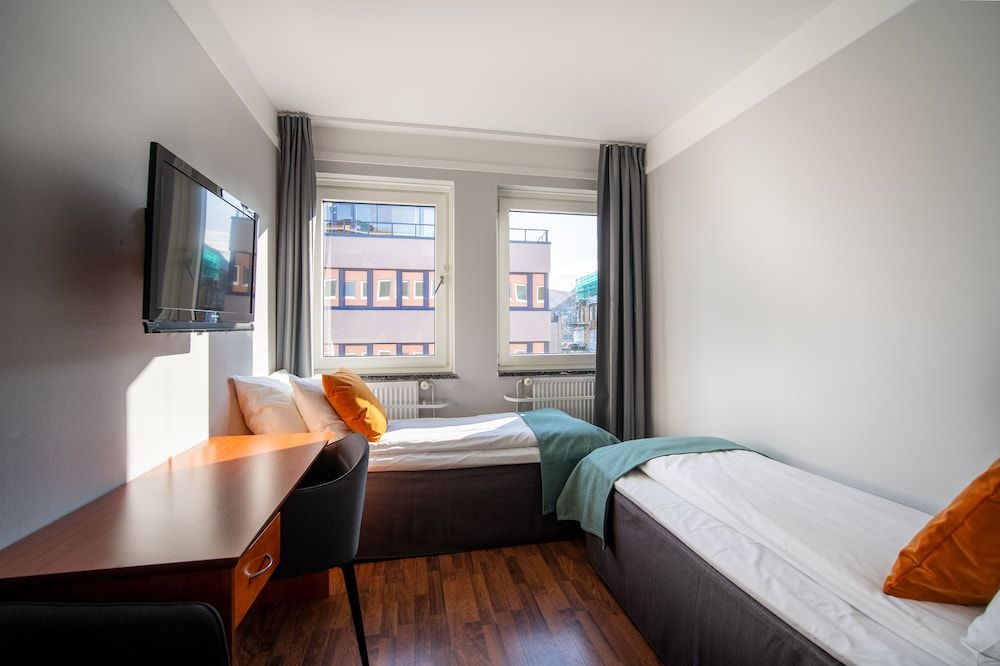 undefined Enter Amalie Hotel 8