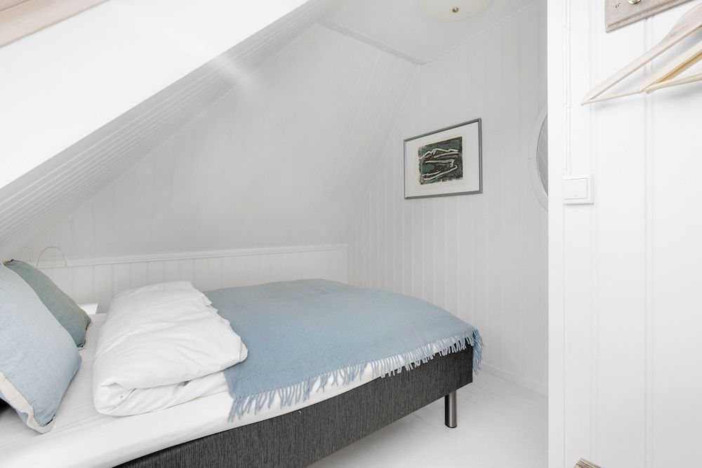 To Sostre Guesthouse Family Apartment, 3 Bedrooms, Non Smoking, Park View 2