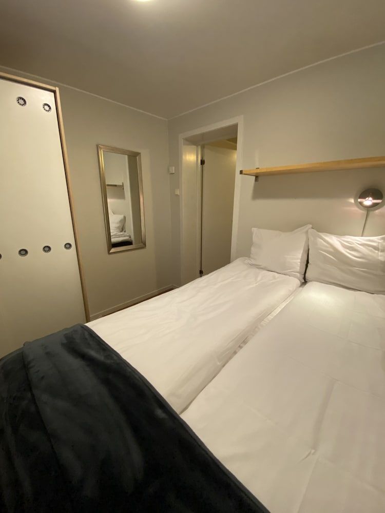 Enter Tromsø Apartment Hotel Economy Apartment, 1 Queen Bed with Sofa bed, Refrigerator & Microwave 5