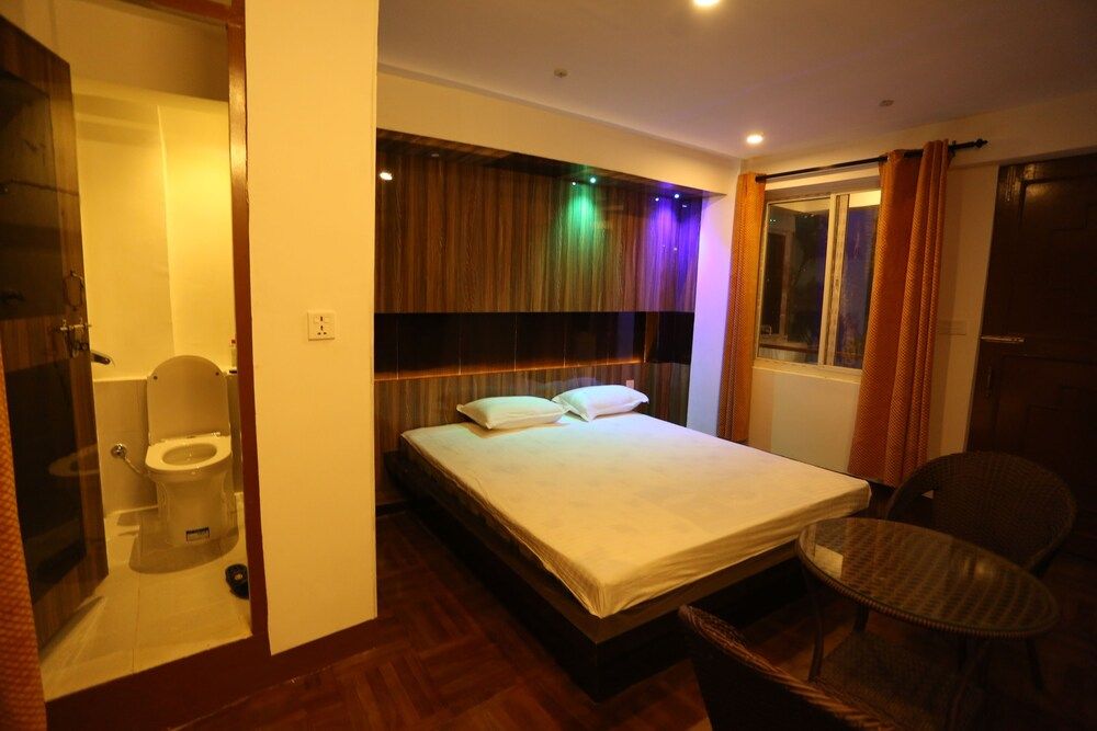 Deluxe Studio, 1 King Bed, Garden View, Garden Area