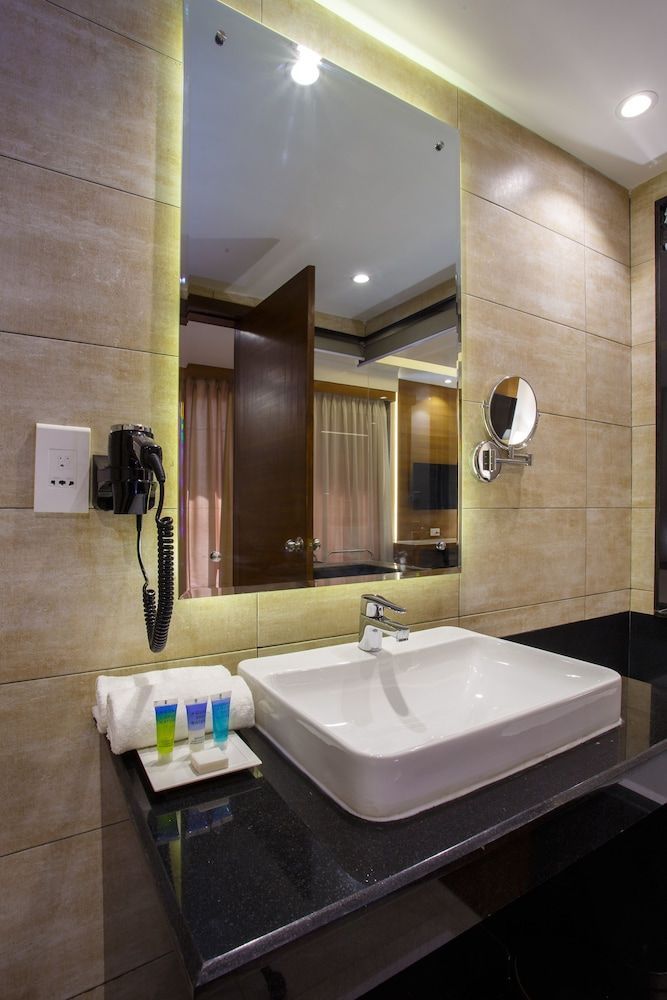 Hotel Ambassador by ACE Hotels Deluxe Room 8