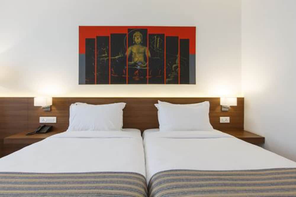 Hotel Ambassador by ACE Hotels Deluxe Room 4