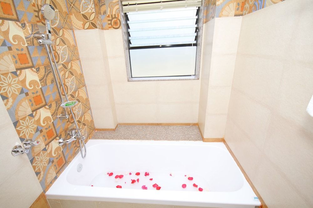 Deep Soaking Bathtub