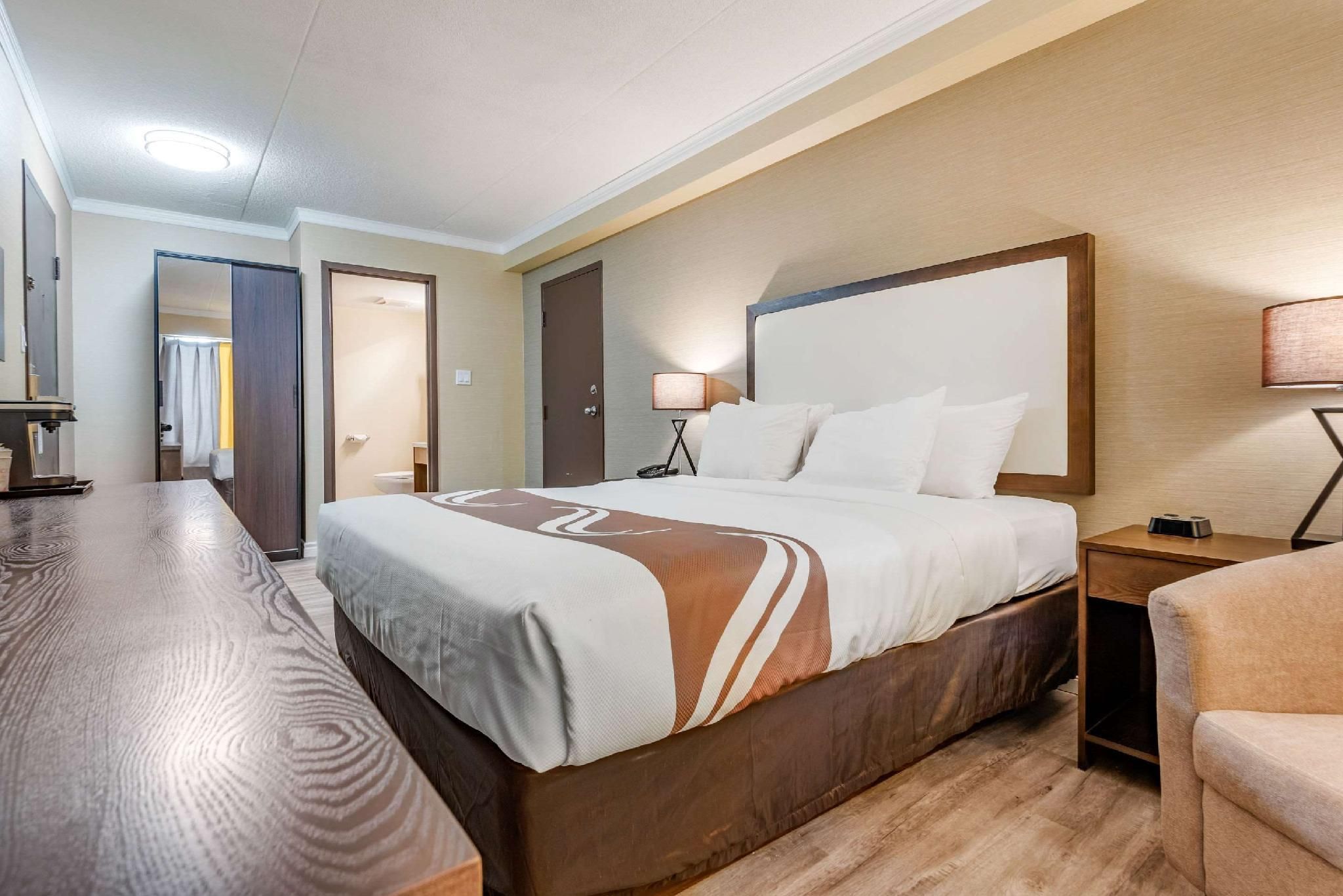 1 Queen Bed - Non-Smoking