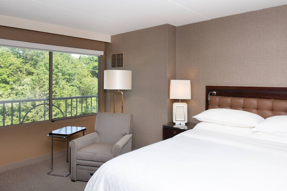 Club Room, 1 King Bed (Mobility Accessible, Tub)
