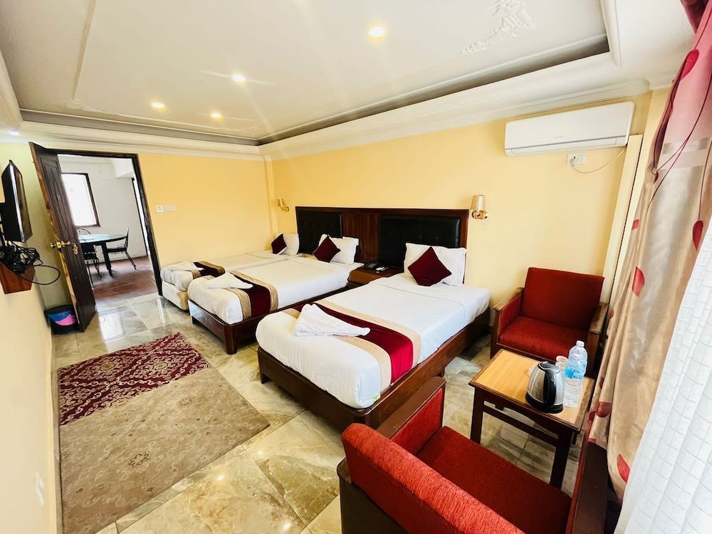 Skyline Hotel Deluxe Triple Room, 3 Bedrooms, City View 8